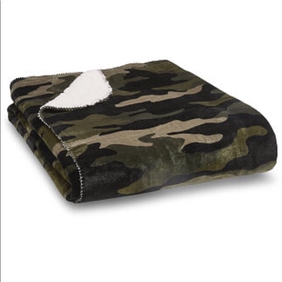 Victoria's Secret pink soft Sherpa blanket camo - Picture 5 of 5